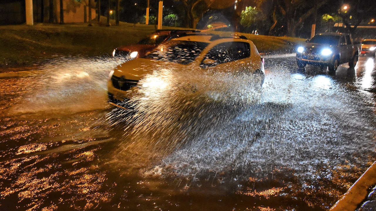 Un fuerte aguacero sacudió esta tarde varios sectores de Cali, El sur de la ciudad, fue uno de los sitios más afectados por las fuertes lluvias.