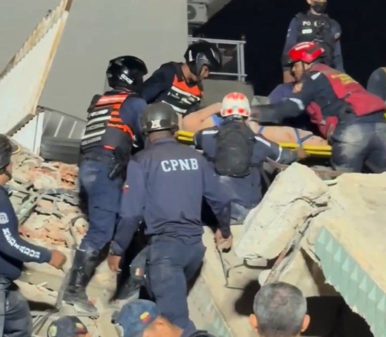 continúan los rescates tras edificios colapsados tras terremoto de magnitud 7,1 en Venezuela