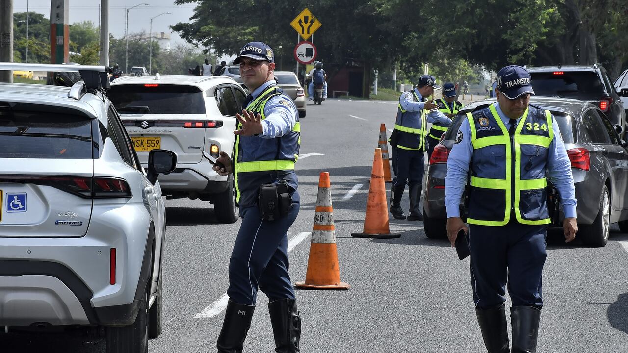Las principales vías de ingreso y salida de Cali se encuentran totalmente monitoreadas por los agentes de tránsito de la ciudad, que establecieron puestos de control e hicieron un llamado a la precaución a la hora de conducir. La falta de documentación, el exceso de velocidad y el no uso del cinturón de seguridad son las principales causas de multas y llamados de atención. Fotos Raúl Palacios / El País.