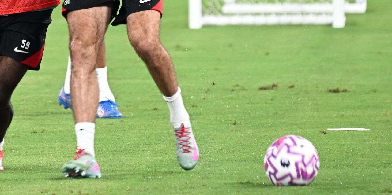 Imagen de referencia de jugadores golpeando un balón de fútbol.
