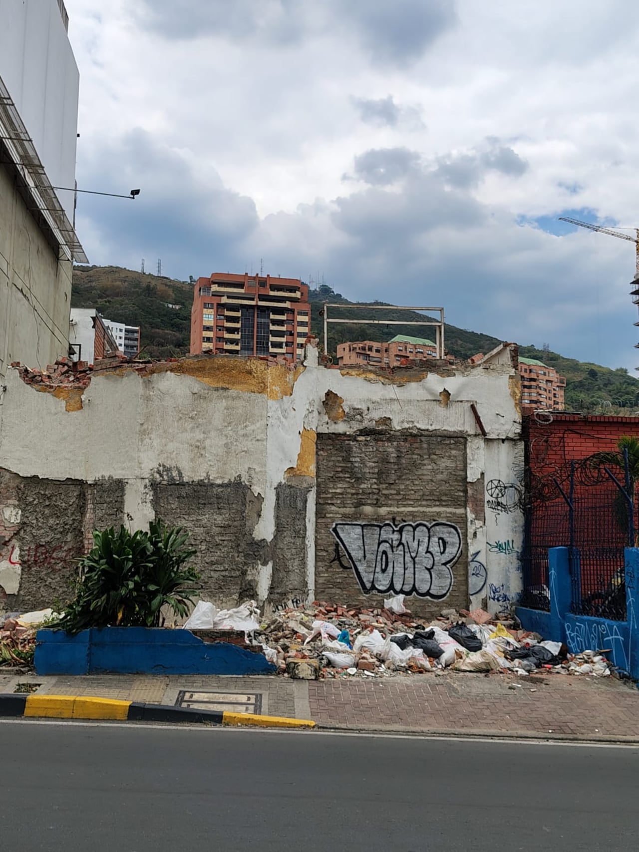 Los escombros que dejó el colapso de parte del inmueble se han acumulado junto con residuos arrojados en el lugar, según vecinos del sector.