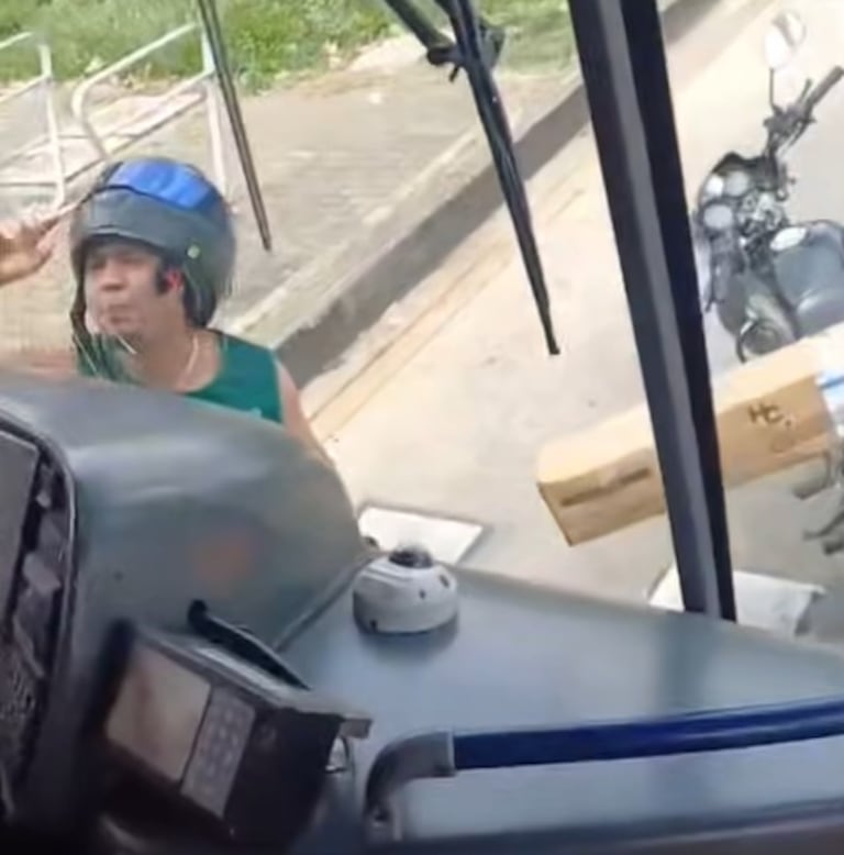 El hecho ocurrió cuando los hinchas se dirigían hacia el Estadio Deportivo Cali para presenciar el encuentro deportivo.