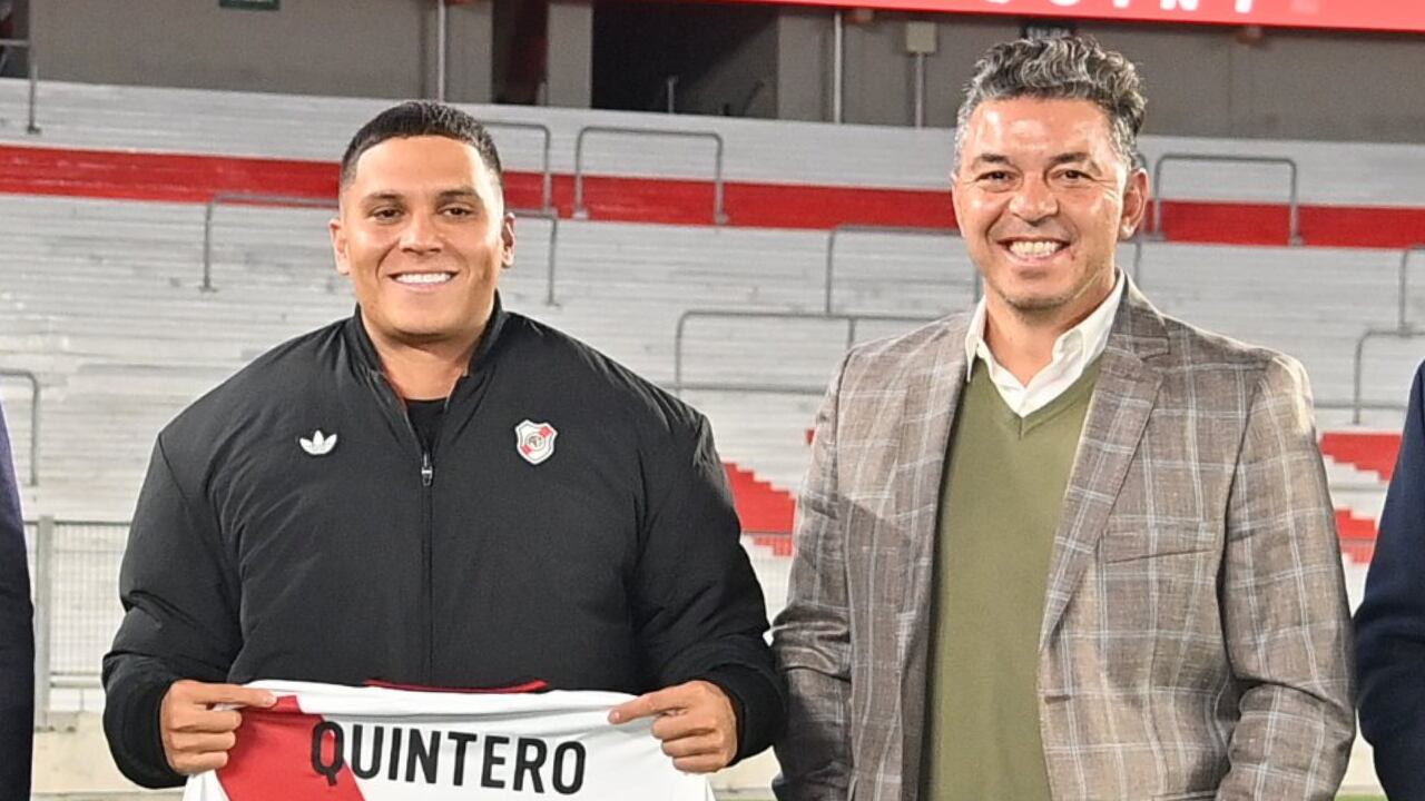 Juan Fernando Quintero en su presentación junto a Marcelo Gallardo