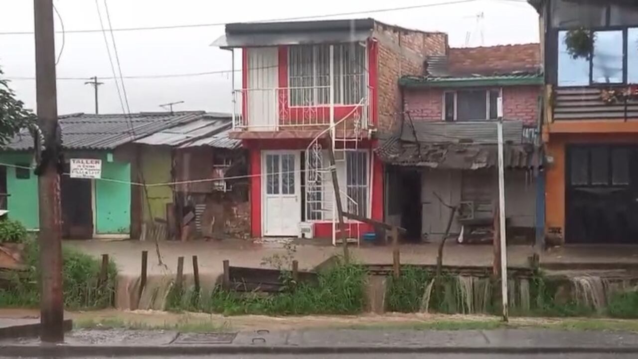 Varios barrios de la capital del Cauca terminaron inundados tras el fuerte aguacero registrado en las últimas horas en esta parte del suroccidente colombiano.