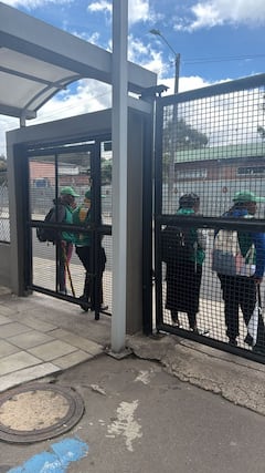 Indígenas bloquean el ingreso a los juzgados administratvos de Bogotá.