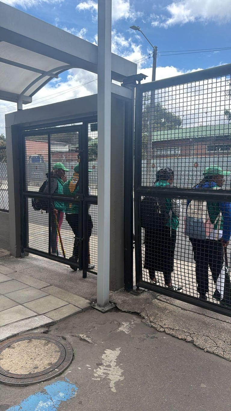 Indígenas bloquean el ingreso a los juzgados administratvos de Bogotá.