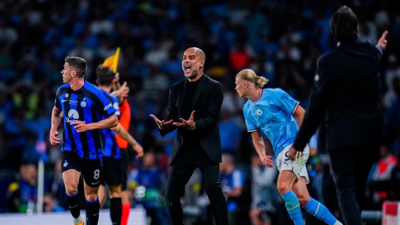 El entrenador en jefe del Manchester City, Pep Guardiola, en el centro, gesticula durante el partido final de la Liga de Campeones entre el Manchester City y el Inter de Milán en el Estadio Olímpico Ataturk en Estambul, Turquía, el sábado 10 de junio de 2023. (Foto AP/Manu Fernández)