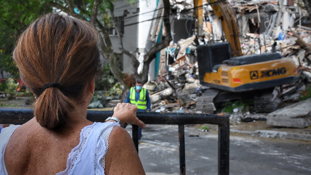 Demolición del Edificio María Mercedes en el barrio Cuarto de Legua.