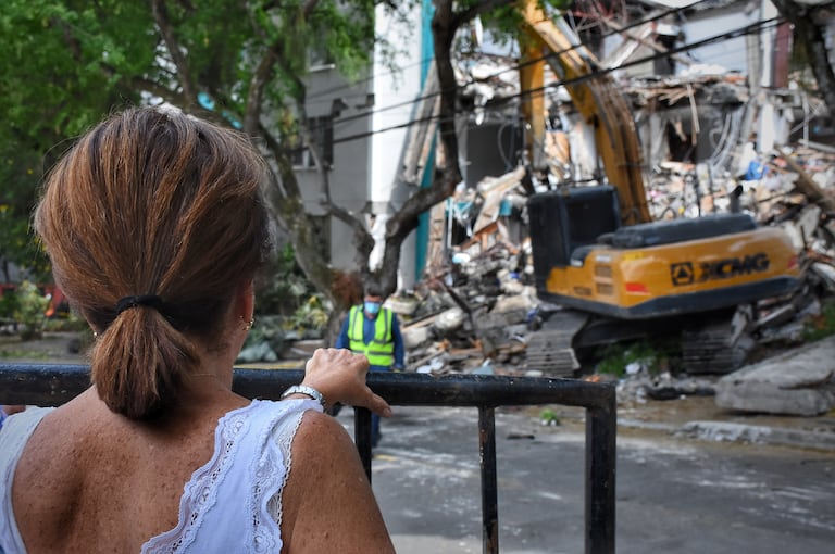 Demolición del Edificio María Mercedes en el barrio Cuarto de Legua.