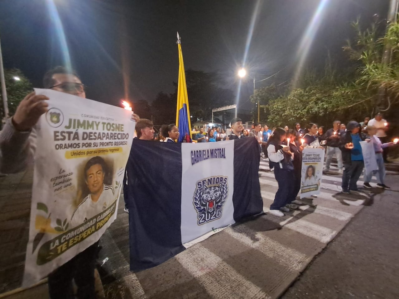 Familiares, docentes y compañeros se unieron en una jornada de solidaridad para exigir que las autoridades intensifiquen la búsqueda del adolescente y permitan su regreso sano y salvo.