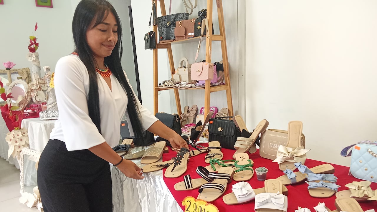 Alejandra Torres participa en la feria que adelanta por estos días la comunidad cristiana Palabra Viva para comercializar una variedad de productos entre payaneses y turistas.