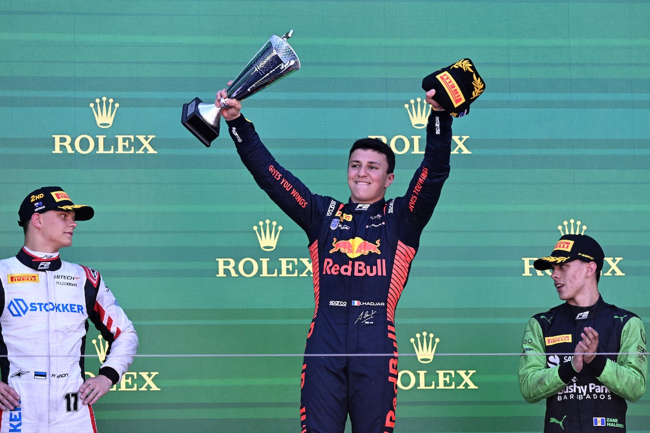 El piloto francés de Campos Racing, Isack Hadjar (C), celebra junto con el piloto estonio de Hitech Pulse-Eight, Paul Aron (L), en segundo lugar, y el piloto barbadense de Rodin Motorsport, Zane Maloney, en tercer lugar, en el podio después del Gran Premio de Fórmula 2 de Australia.