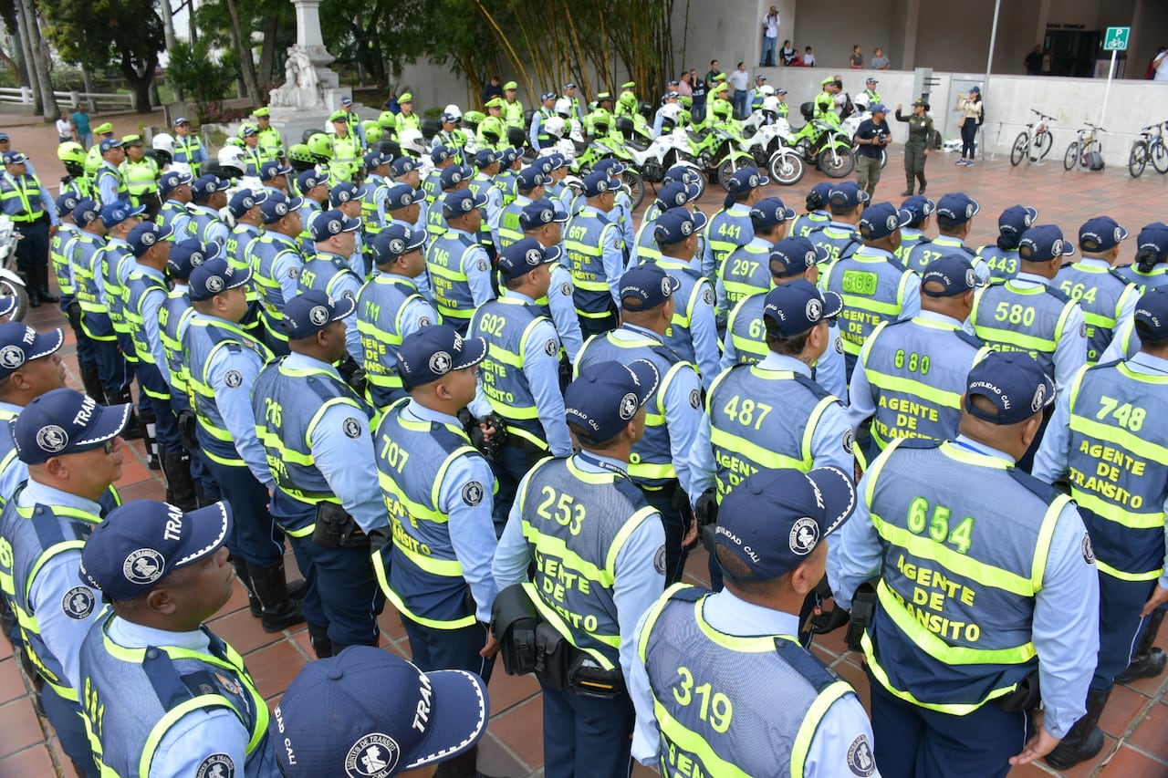 100 policías de tránsito llegaron a Cali este 20 de agosto para reforzar las labores de control y vigilancia de los agentes de tránsito. A diario, centenares de caleños irrespetan las normas de tránsito en las vías.