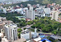 Con El Helicóptero El Halcón, la Policía protege a Cali en la Cop 16.
El Halcón, un helicóptero con el que la Policía Metropolitana patrulla los cielos de Cali en actividades de inspección, vigilancia aérea y apoyo a unidades en tierra, con capacidad de reacción inmediata.
Y aunque no es un helicóptero de combate, permite apoyar en minutos a nuestros patrulleros en diferentes operativos, identificando sospechosos a través de grabaciones diurnas y nocturnas con cámara térmica. Esto facilita el trabajo de investigación y judicialización realizado por la policía, el cuerpo técnico de investigación judicial y la Fiscalía, para llevar a los responsables de delitos ante la justicia. Fotos Raúl Palacios / El País.