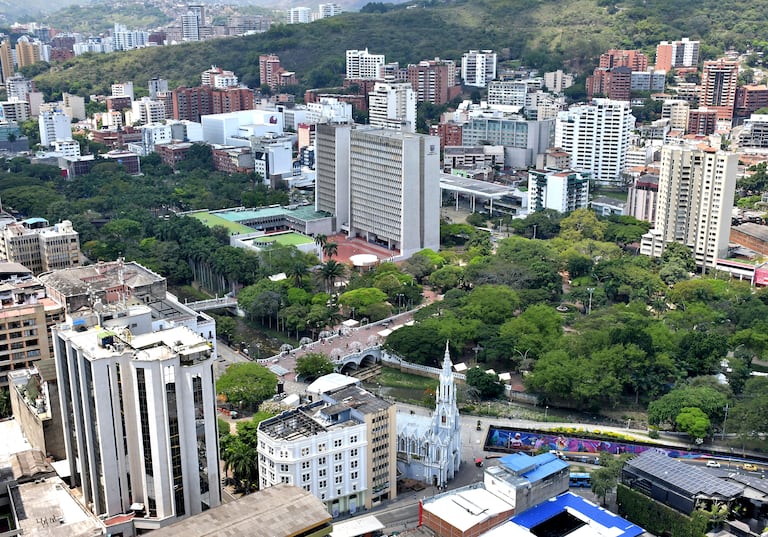 Con El Helicóptero El Halcón, la Policía protege a Cali en la Cop 16.
El Halcón, un helicóptero con el que la Policía Metropolitana patrulla los cielos de Cali en actividades de inspección, vigilancia aérea y apoyo a unidades en tierra, con capacidad de reacción inmediata.
Y aunque no es un helicóptero de combate, permite apoyar en minutos a nuestros patrulleros en diferentes operativos, identificando sospechosos a través de grabaciones diurnas y nocturnas con cámara térmica. Esto facilita el trabajo de investigación y judicialización realizado por la policía, el cuerpo técnico de investigación judicial y la Fiscalía, para llevar a los responsables de delitos ante la justicia. Fotos Raúl Palacios / El País.