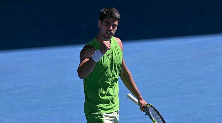El español Carlos Alcaraz celebra su victoria sobre el francés Corentin Moutet en su partido individual masculino en el sexto día del Abierto de Australia en Melbourne el 23 de enero de 2026. (Foto de WILLIAM WEST / AFP)