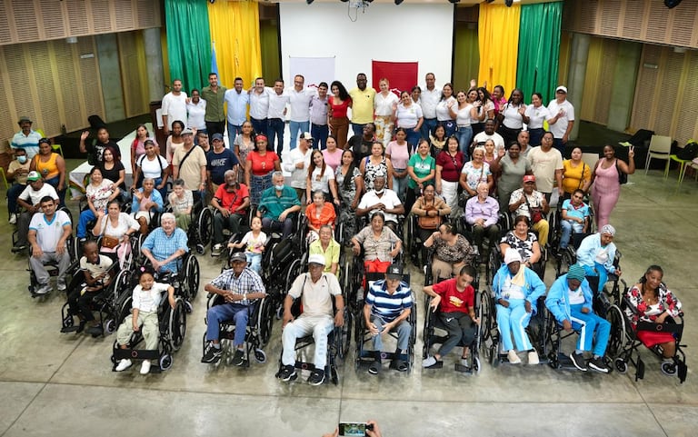 la iniciativa social de la compañía Trusot Social y la Fundación Jeison Aristizábal entregaron 80 sillas de ruedas a beneficiarios de los municipios de Candelaria y Guadalajara de Buga.
