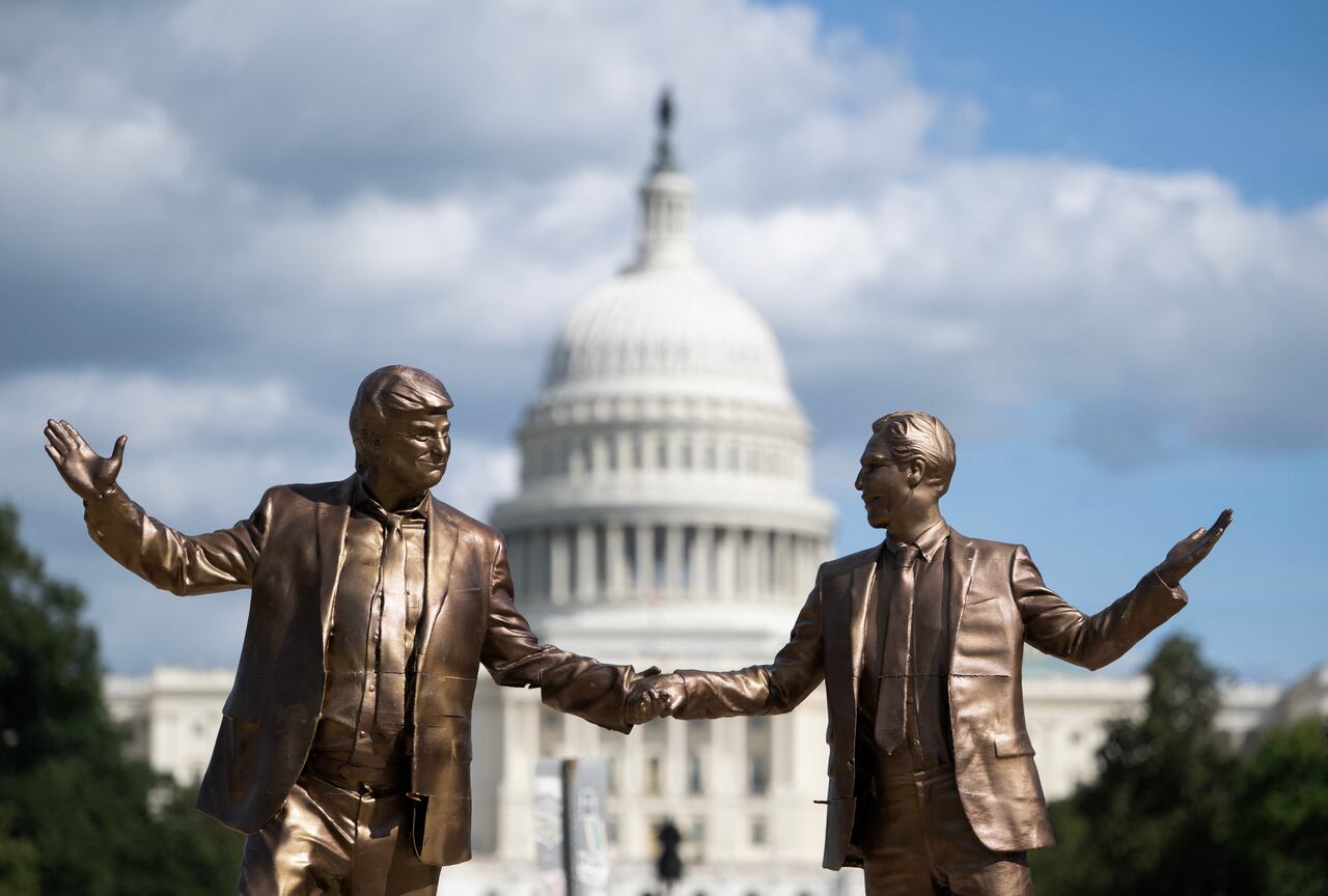 Una estatua satírica de Donald Trump y Jeffrey Epstein tomados de la mano, instalada cerca del Capitolio de los Estados Unidos.