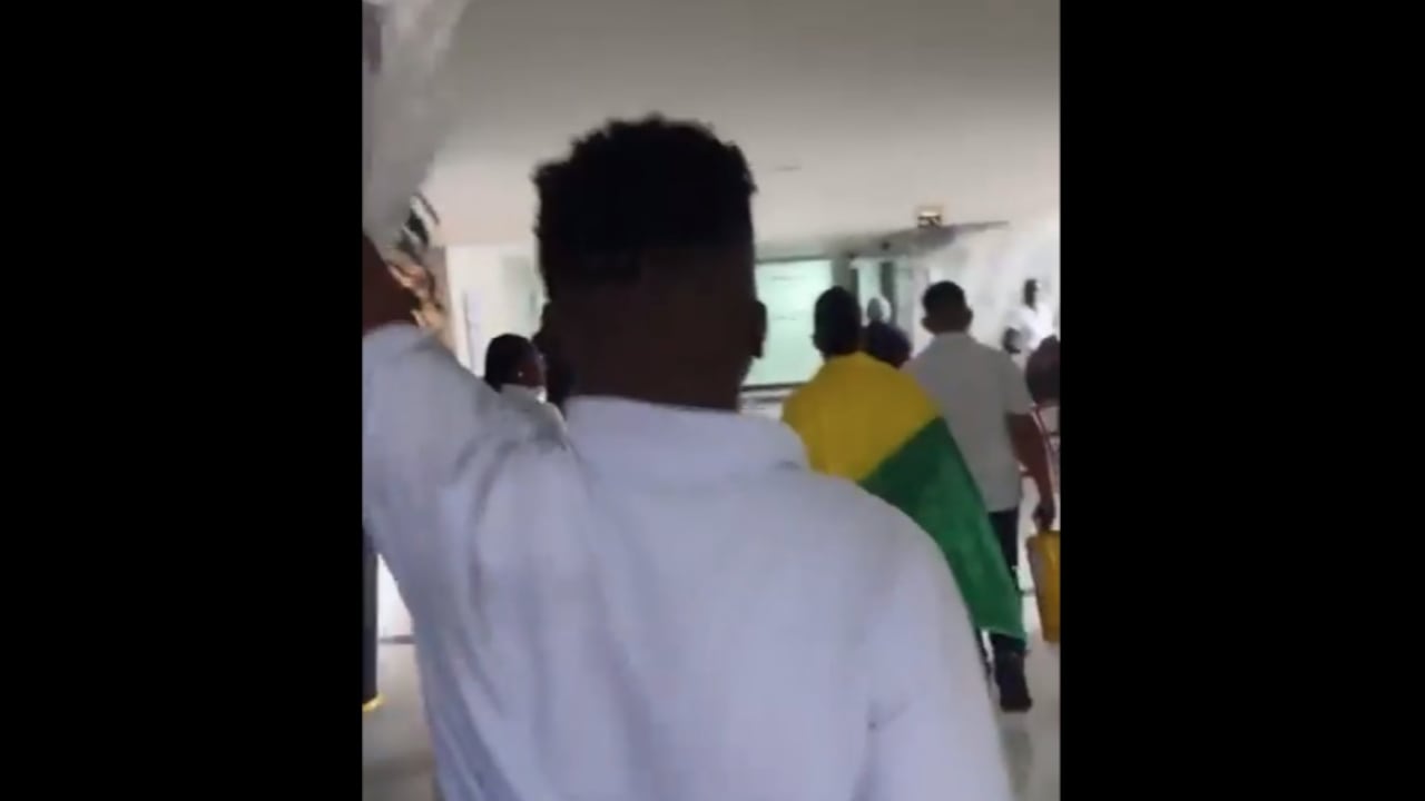 Los estudiantes entraron con banderas, carteles y megáfonos para llamar la atención del Gobierno.