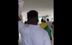 Los estudiantes entraron con banderas, carteles y megáfonos para llamar la atención del Gobierno.