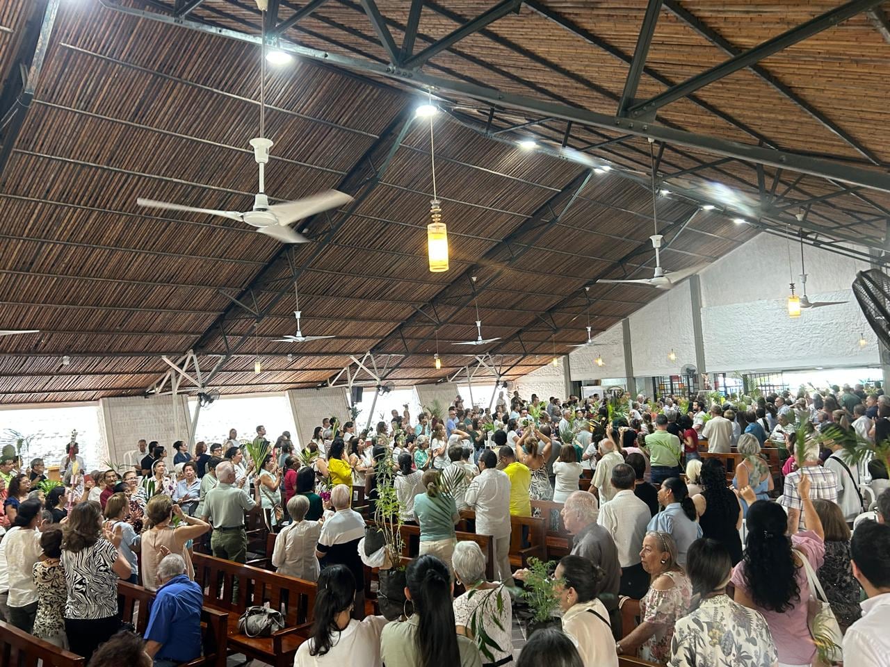 Comunidad unida durante las actividades religiosas y sociales en el norte de Cali.