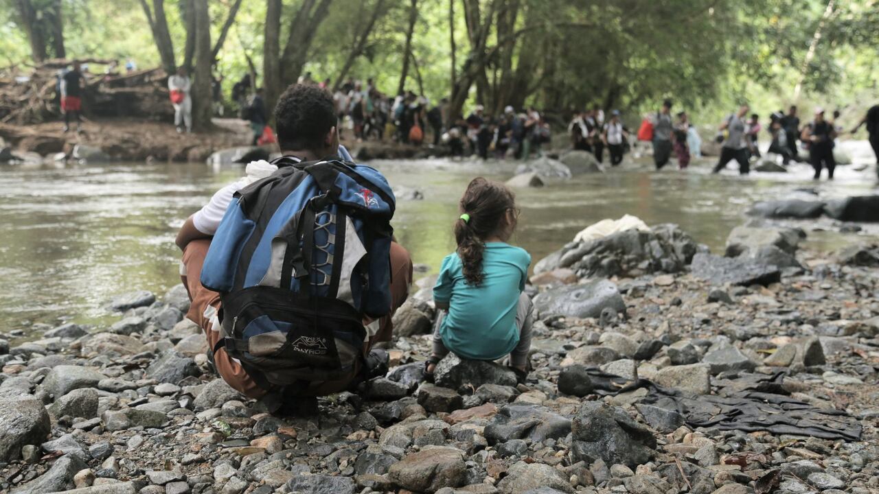 Los migrantes buscan llegar hasta los Estados Unidos, por lo que pagan a grupos que les prometen llevarlos hasta Panamá. El camino es peligroso, debido a que es una zona selvática.