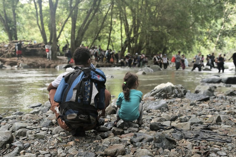 Los migrantes buscan llegar hasta los Estados Unidos, por lo que pagan a grupos que les prometen llevarlos hasta Panamá. El camino es peligroso, debido a que es una zona selvática.