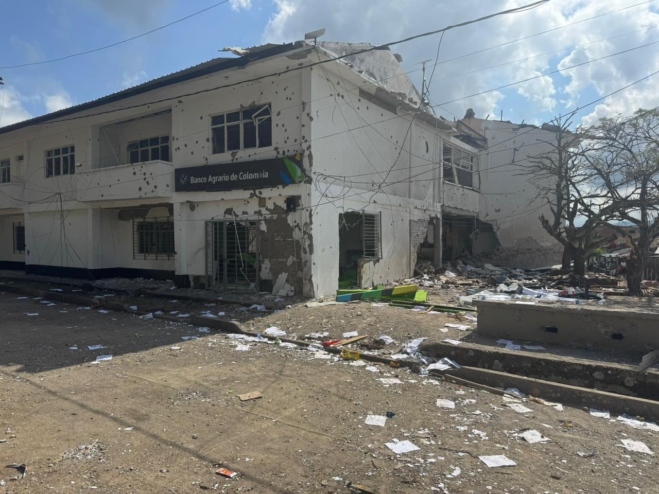 También se presentó la destrucción de la sede del Banco Agrario, luego que instalara y accionara varias cargas explosivas en los alrededores.