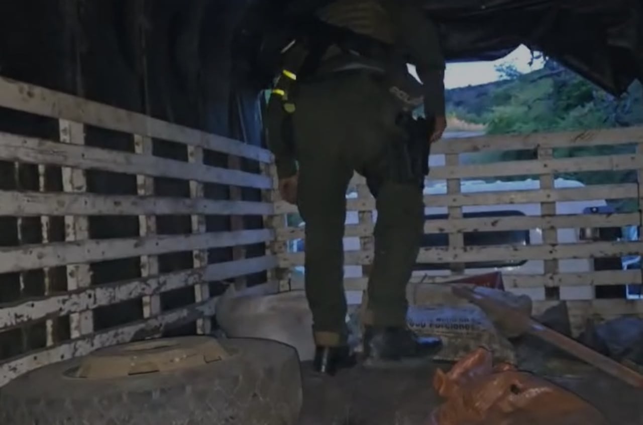 El vehículo y el material quedaron a disposición de la Fiscalía General de la Nación para adelantar el proceso judicial correspondiente.