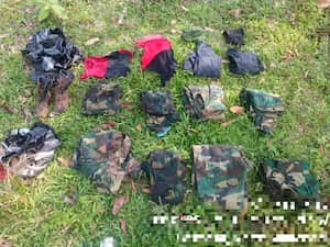 Prendas alusivas al ELN encontradas por el Ejército.