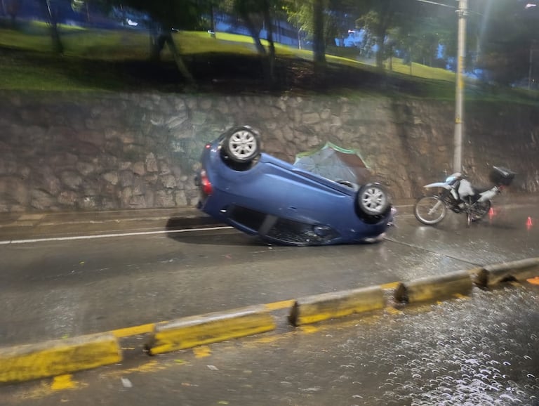 Volcamiento en la Circunvalar, zona Las Mazorcas, Cali.