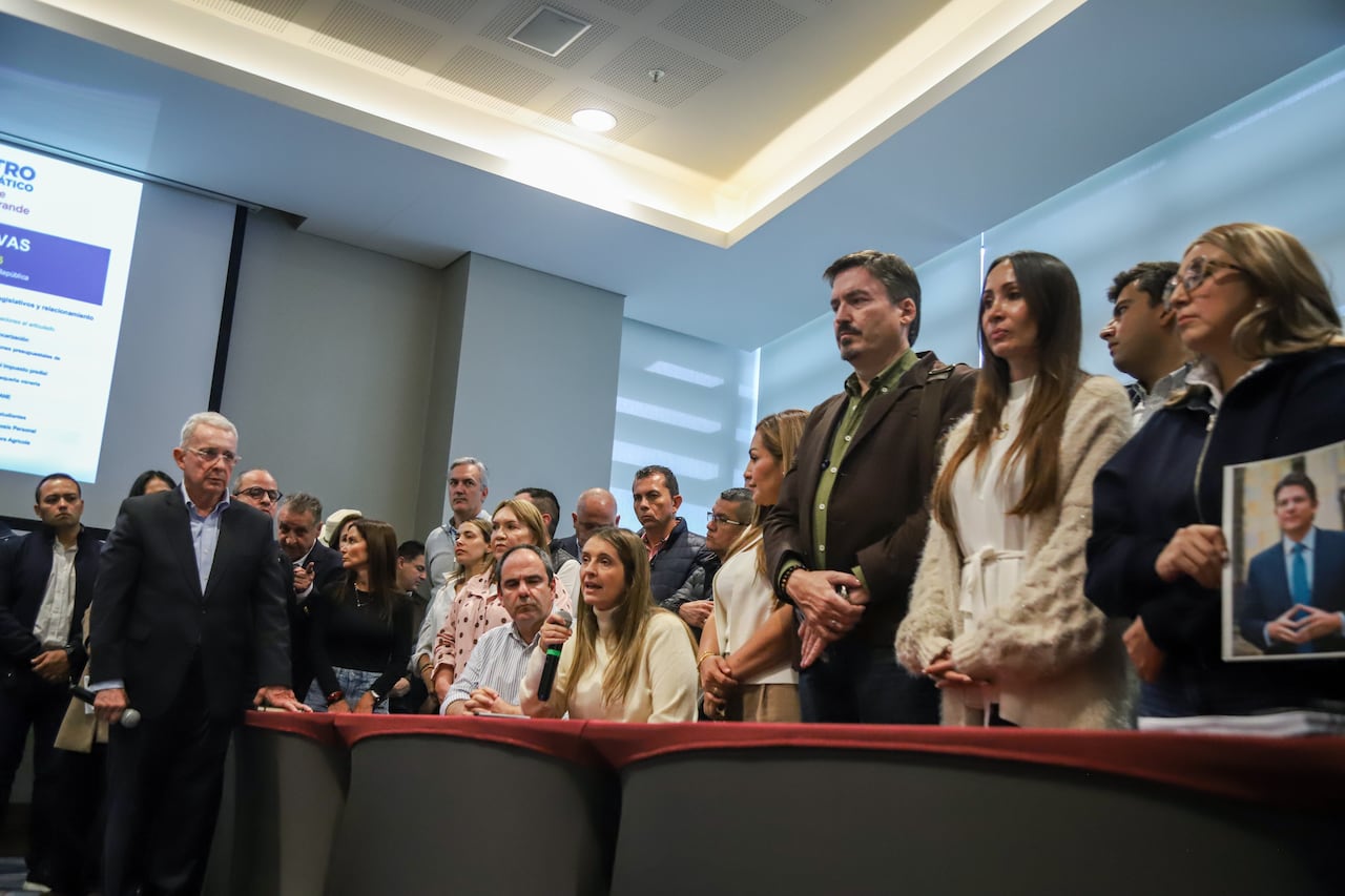 Bancada del Centro Democrático durante un acto oficial.