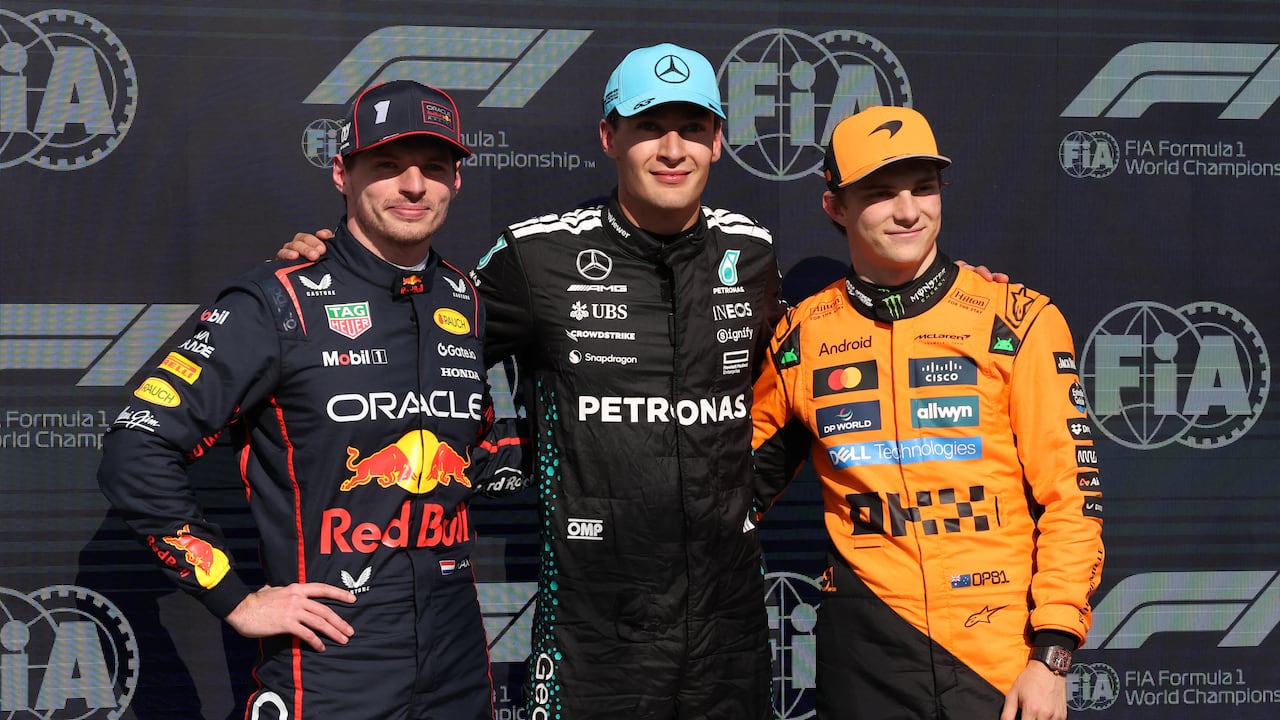 El piloto británico de Mercedes, George Russell (C), ganador de la pole position, está en el podio junto al piloto holandés de Red Bull Racing, Max Verstappen (I), que terminó en la segunda posición, y el piloto británico de McLaren, Oscar Piastri (D).