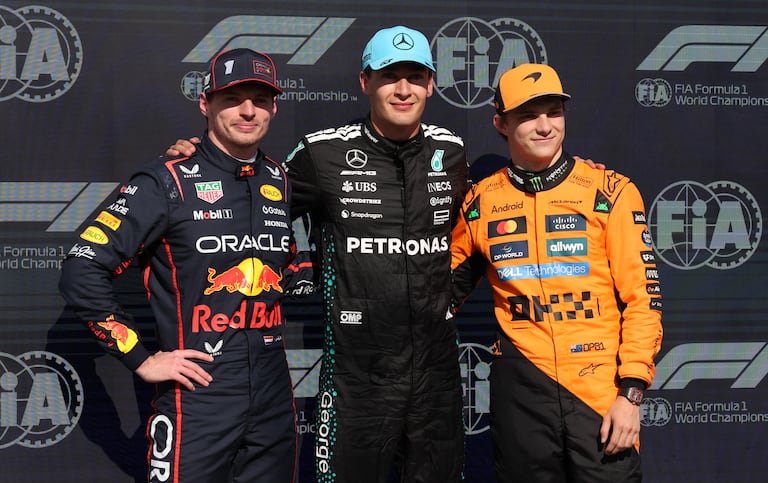 El piloto británico de Mercedes, George Russell (C), ganador de la pole position, está en el podio junto al piloto holandés de Red Bull Racing, Max Verstappen (I), que terminó en la segunda posición, y el piloto británico de McLaren, Oscar Piastri (D).