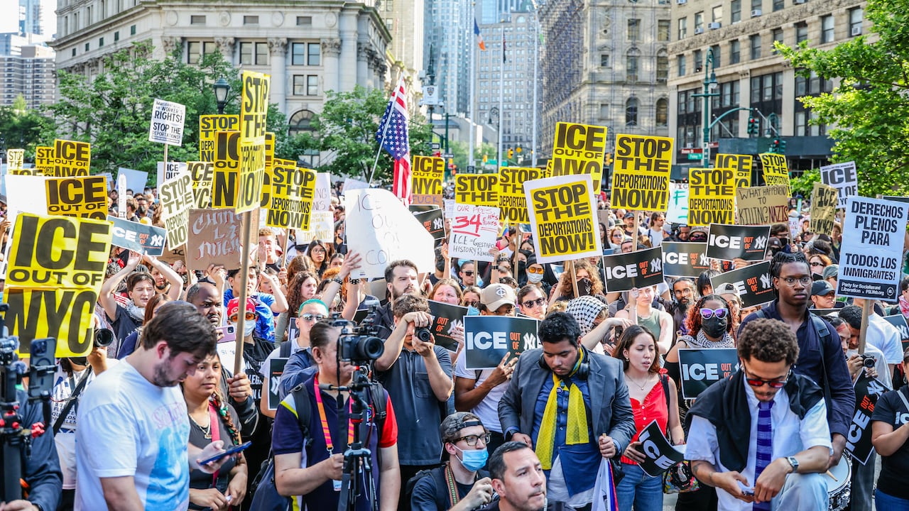 Personas protestan contra las deportaciones y el ICE el 10 de junio de 2025 en la ciudad de Nueva York.