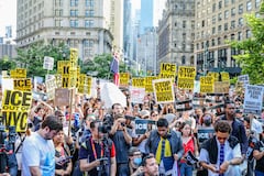 Personas protestan contra las deportaciones y el ICE el 10 de junio de 2025 en la ciudad de Nueva York.