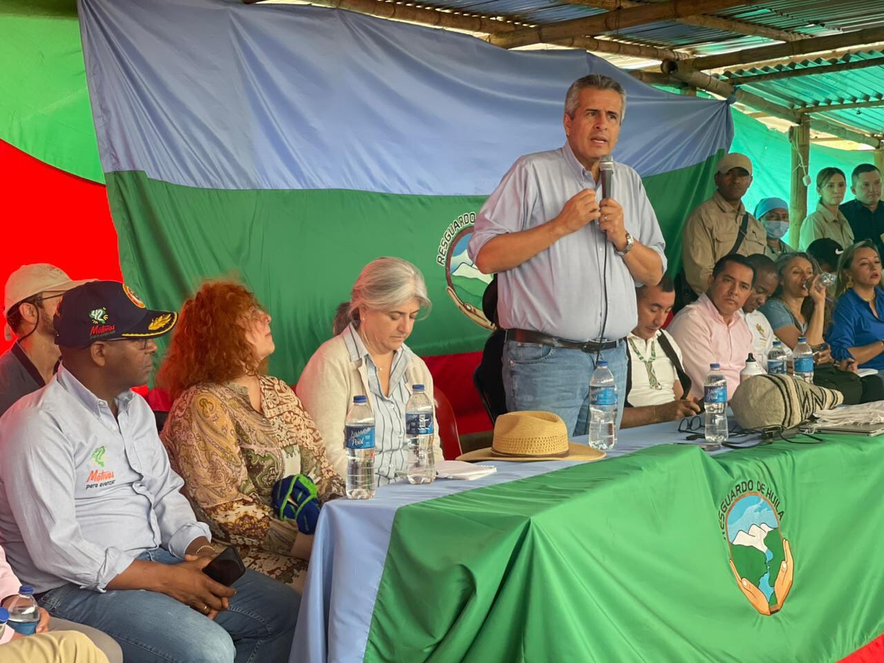 Luis Fernando Velasco, ministro del Interior, en compañías de las ministras de Agricultura y Vivienda se reunieron con la comunidad del Cauca que bloqueó la Panamericana.