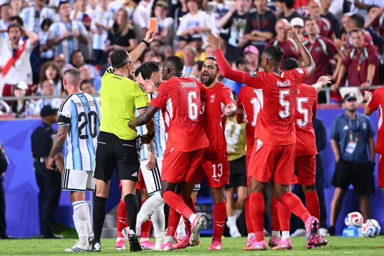El árbitro João Pinheiro le saca la tarjeta roja a Breel Embolo en el juego de los cuartos de final de la Copa del Mundo 2026.