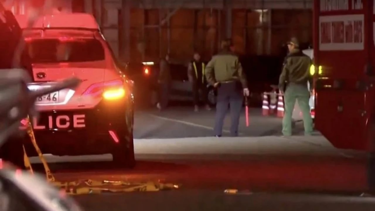 Hombre armado con cuchillo hiere a 14 personas en fábrica del centro de Japón.