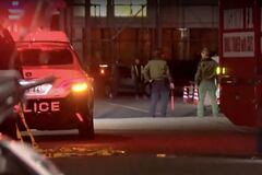 Hombre armado con cuchillo hiere a 14 personas en fábrica del centro de Japón.