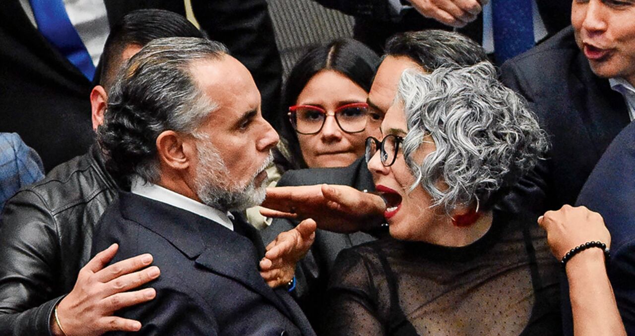 La senadora María José Pizarro tuvo que alejar a Armando Benedetti del secretario del Senado, Diego González, a quien le reclamó por el resultado de la votación.