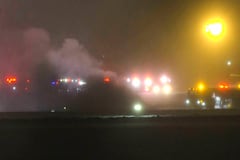 Esta imagen, tomada de un video proporcionado por la televisión WABI, muestra a los servicios de emergencia trabajando en la escena del accidente del Bombardier Challenger 600 en el aeropuerto de Bangor, Maine.
