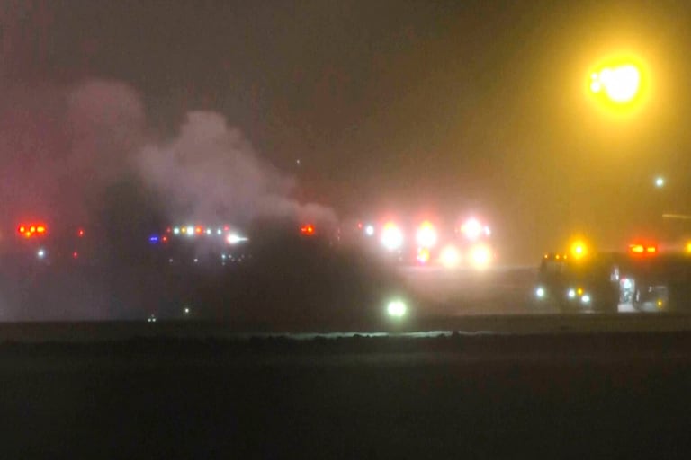 Esta imagen, tomada de un video proporcionado por la televisión WABI, muestra a los servicios de emergencia trabajando en la escena del accidente del Bombardier Challenger 600 en el aeropuerto de Bangor, Maine.