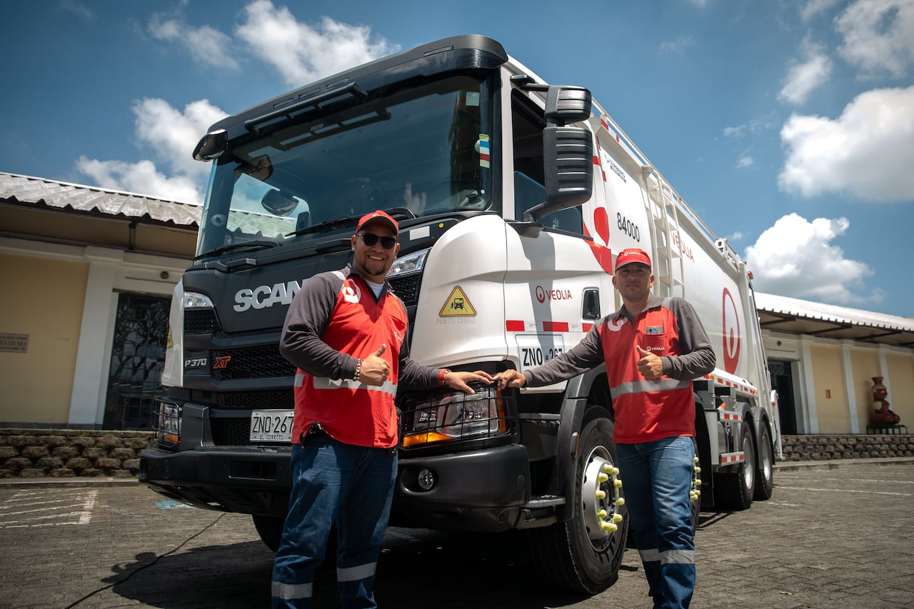 Operarios de Veolia acompañan la operación de recolección con vehículos especializados, fortaleciendo la gestión de residuos y la limpieza urbana en el Valle del Cauca.