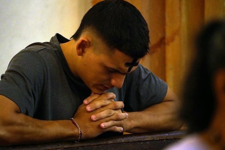 Los fieles católicos cumplen con el día que marca el inicio de la Cuaresma, en el cual se impone ceniza en la frente como símbolo de penitencia y arrepentimiento. Este es el período de la religión católica que conmemora la pasión, muerte y resurrección de Jesucristo. Foto Jorge Orozco