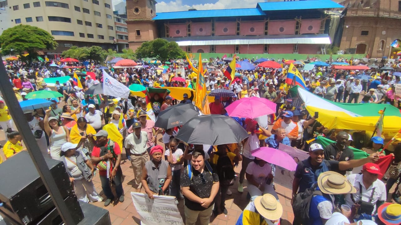Este es el panorama en la Plazoleta de San Francisco luego de la llegada de los primeros manifestantes.
