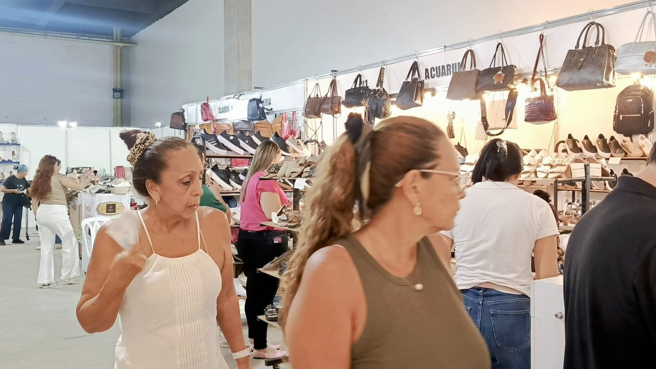Alrededor de 30 productos de calzado y marroquinería participan de la feria en el Centro Comercial La Estación. Foto: Cortesía prensa de la feria.
