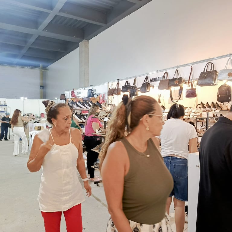 Alrededor de 30 productos de calzado y marroquinería participan de la feria en el Centro Comercial La Estación. Foto: Cortesía prensa de la feria.