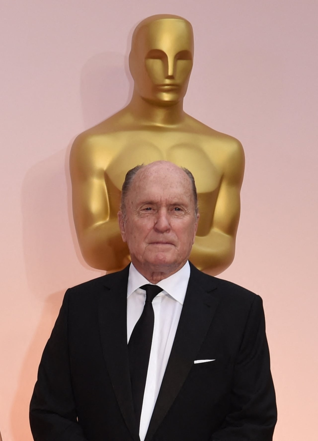 Robert Duvall, quien interpretó al afable abogado de la mafia en "El Padrino" y causó sensación con su interpretación de un coronel apasionado por el surf en "Apocalipsis ahora", falleció a los 95 años, según anunció su esposa el 16 de febrero de 2026.