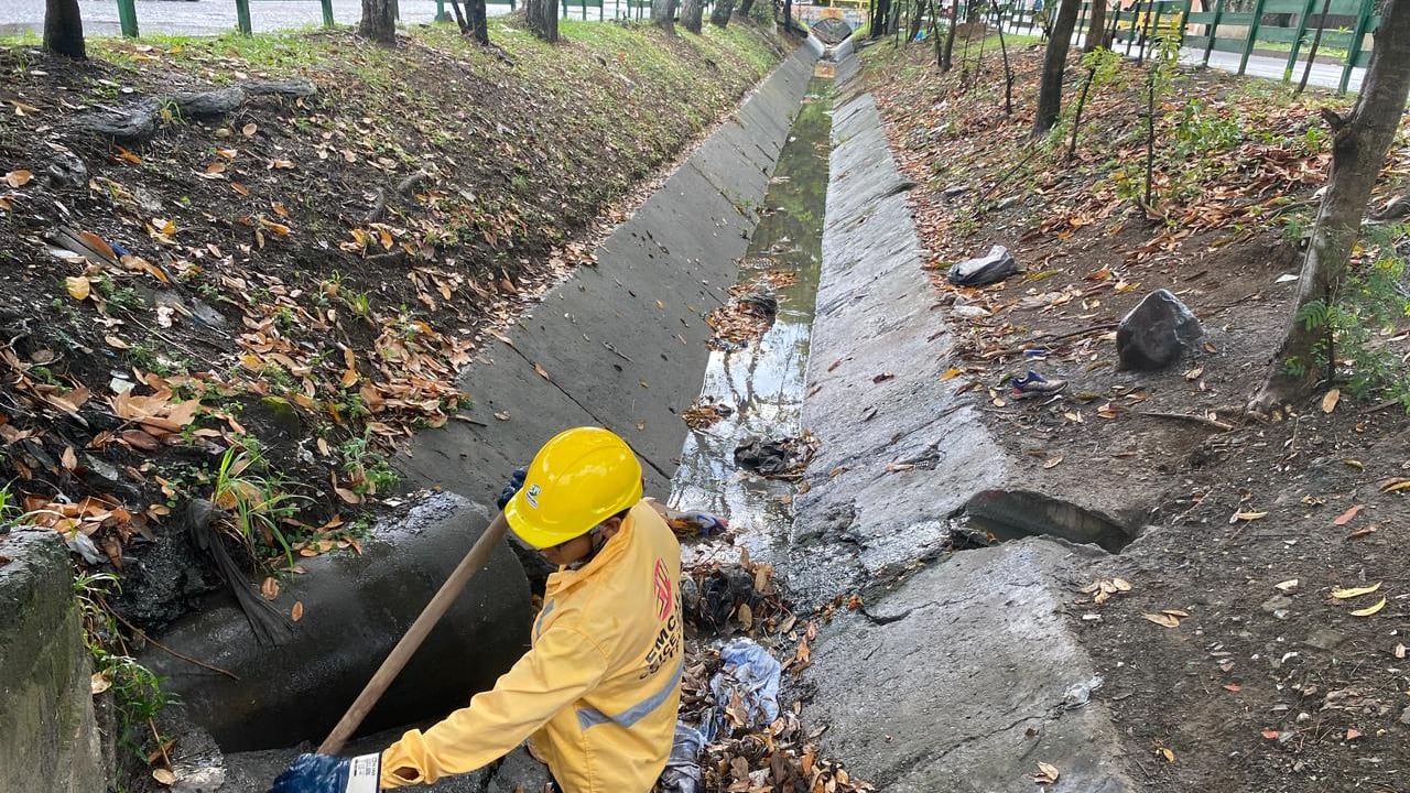 La limpieza de los canales de aguas lluvias permite mitigar los riesgos de inundaciones en las calles de Cali.
